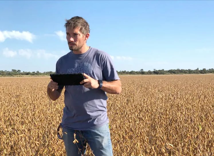 Agricultor na lavoura utilizando tablet através das ferramentas FieldView™