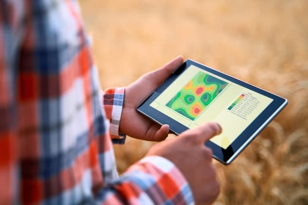 Gestor agrícola analisa dados visualizados pelo tablet para tomar diferentes decisões no dia a dia da fazenda