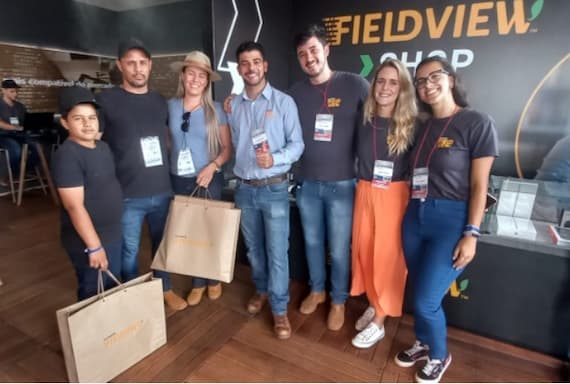 Produtores Rodrigo e Fabíola não só compraram o equipamento no FieldViewShop, como já o levaram para a fazenda configurado e pronto para ser colocado em uso