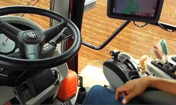 Equipamento agrícola trabalha na lavoura com piloto automático