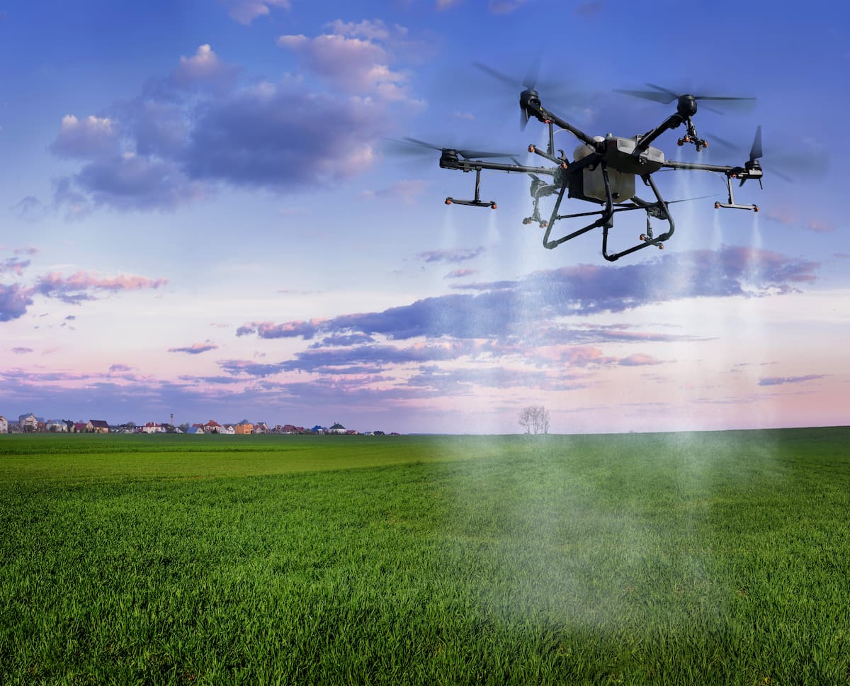 Drone mapeando o terreno e pulverizando a plantação .