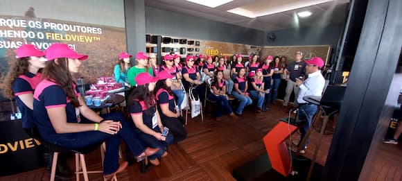 Professor Santi ministra aula para produtores que participam do projeto Conexão Mulheres