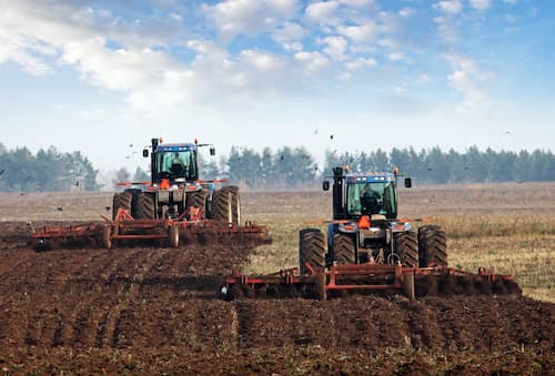 Máquinas preparam o solo para o cultivo de trigo