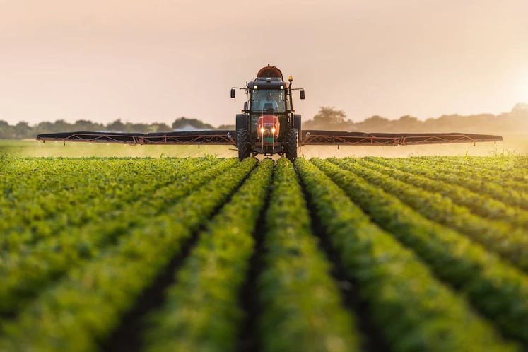 Máquinas agrícolas fazendo a pulverização de soja