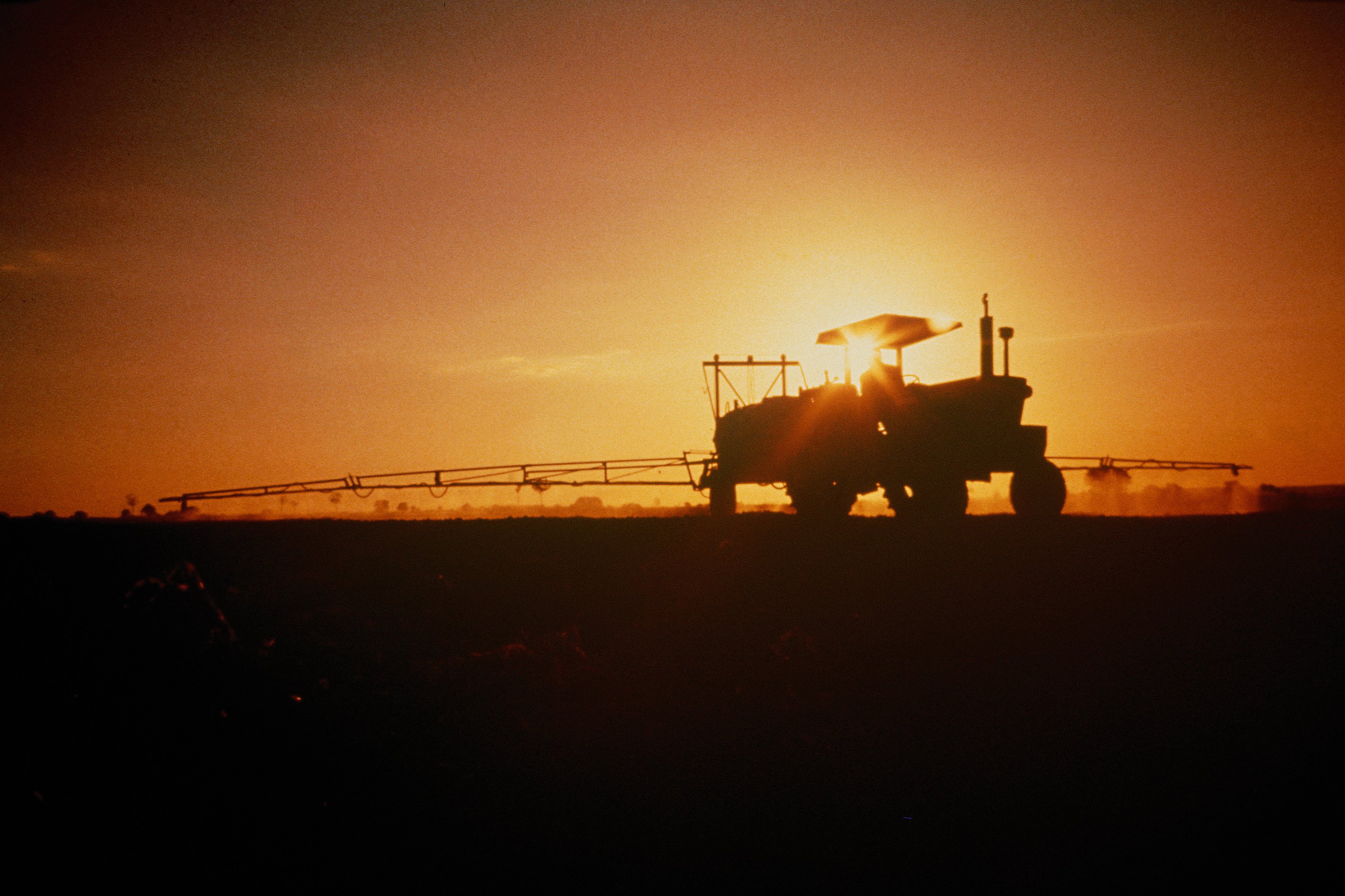 Pulverizador no por do sol