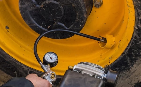 Teste de pressão de pneu da maquina agrícola