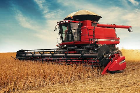 Máquina moderna realiza a colheita de soja 