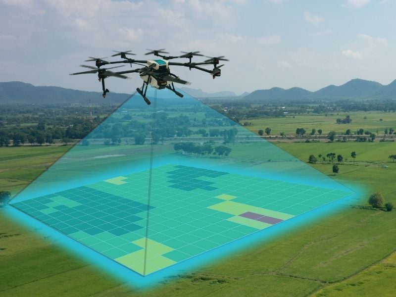 drone escaneando a imagem de uma lavoura