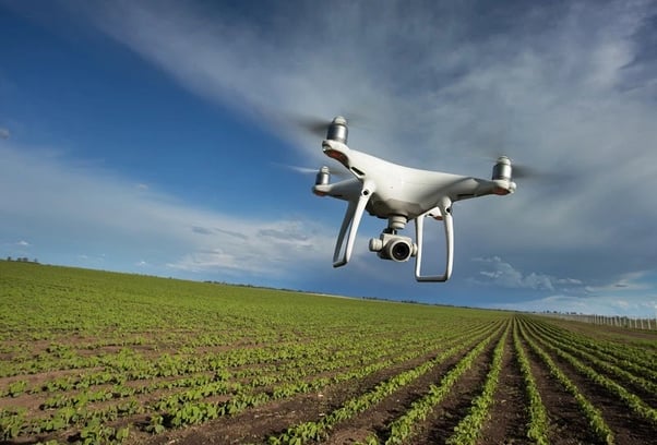 Revolução agrícola com drone monitorando a soja
