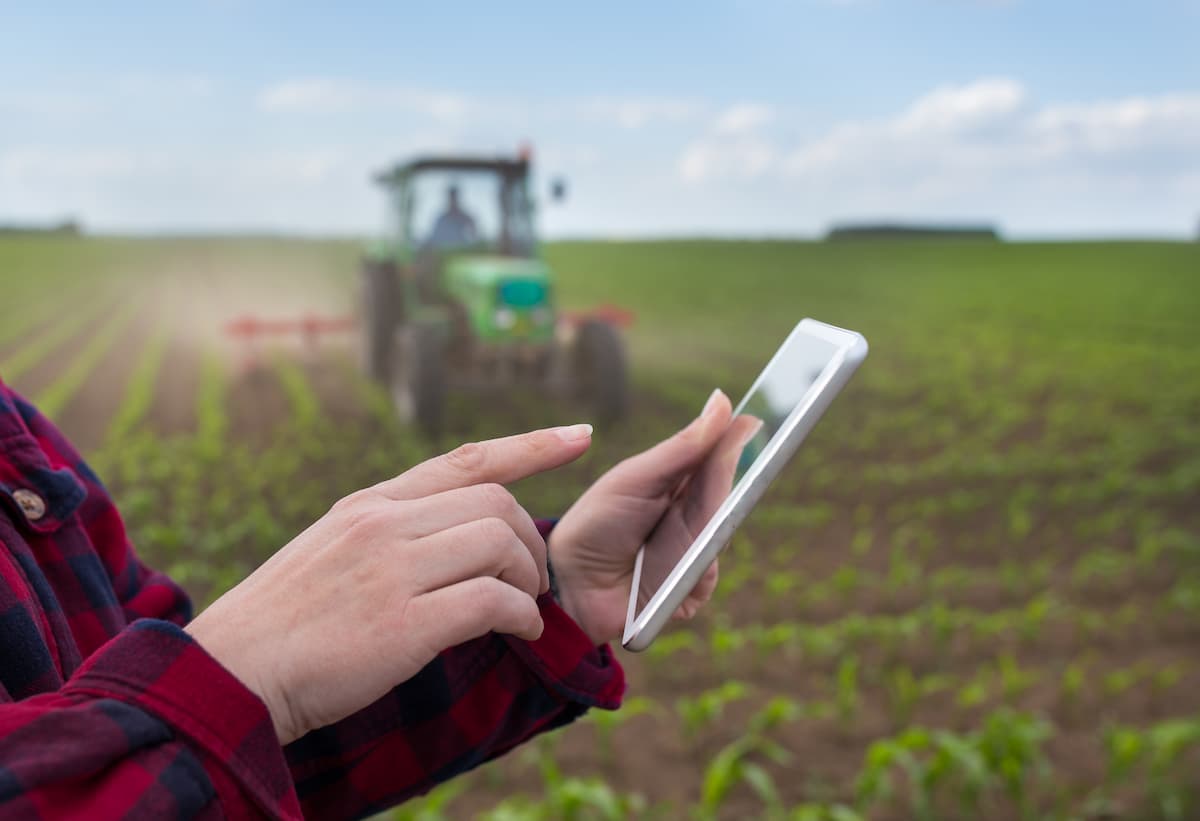 Agricultora acompanha a qualidade da pulverização com o apoio da agricultura digital.