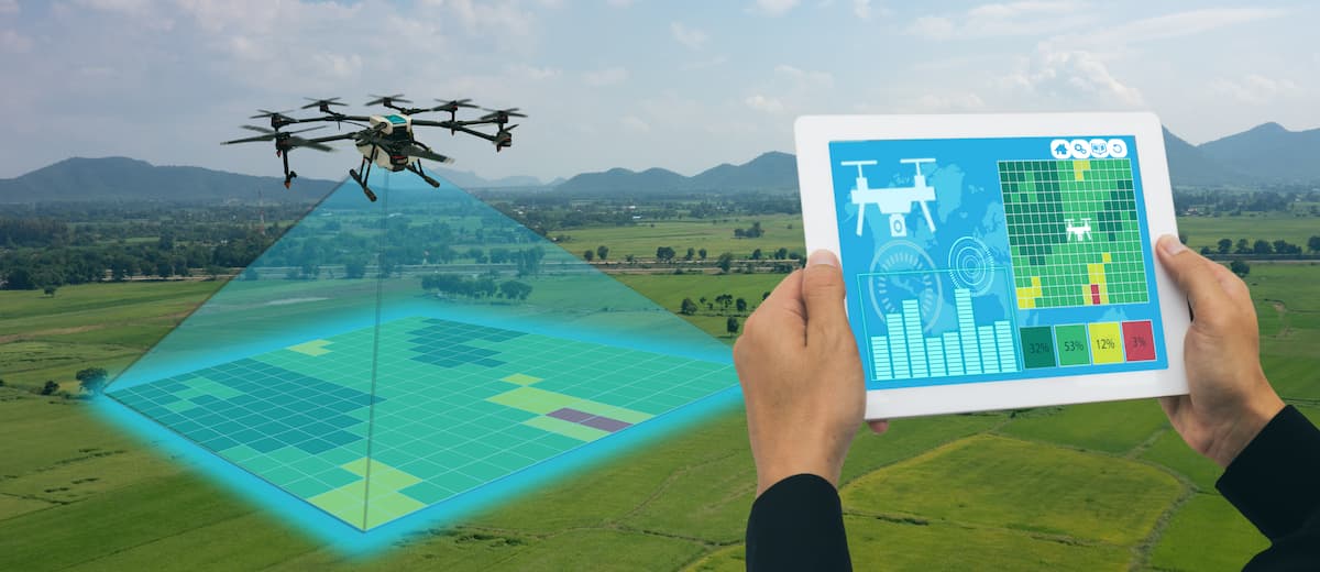 Uma ilustração de um drone mapeando um terreno e o agricultor olhando pelo seu tablet