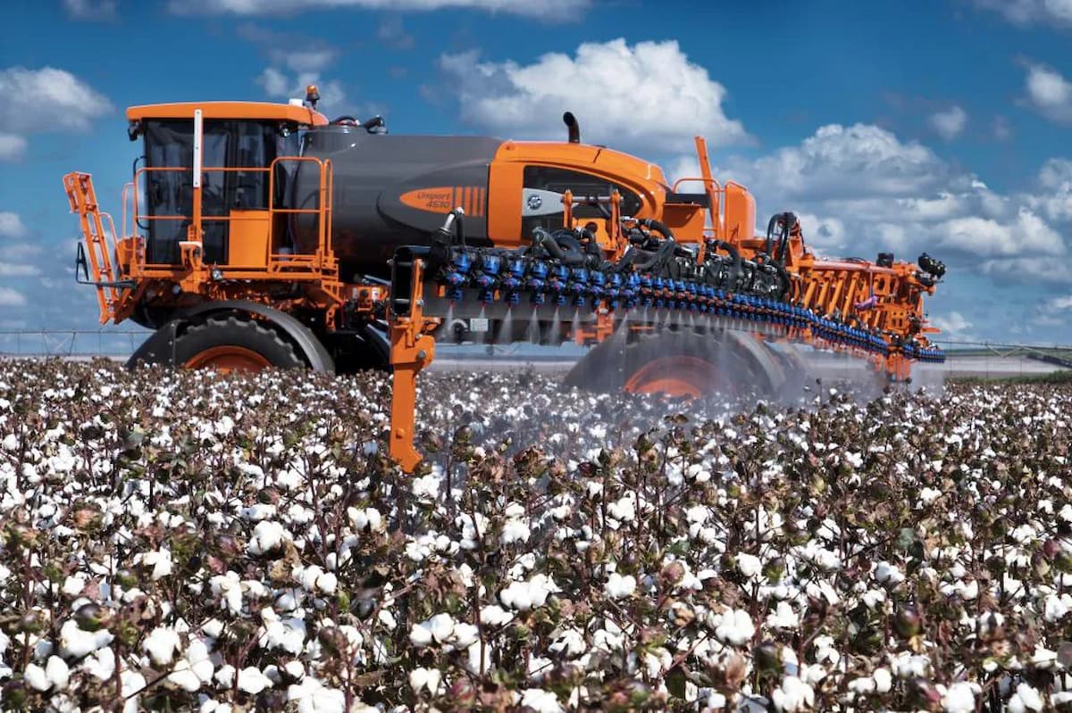Pulverizador Jacto na plantação de algodão