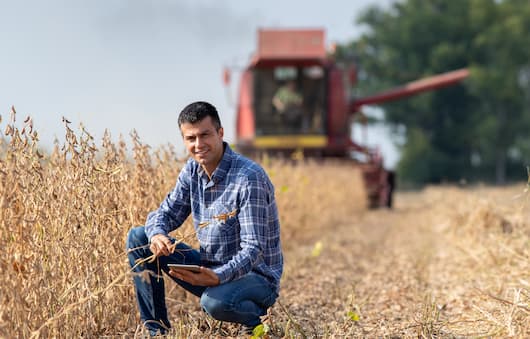 Agricultor visualiza pelo tablet os dados da colheita da soja durante a própria operação