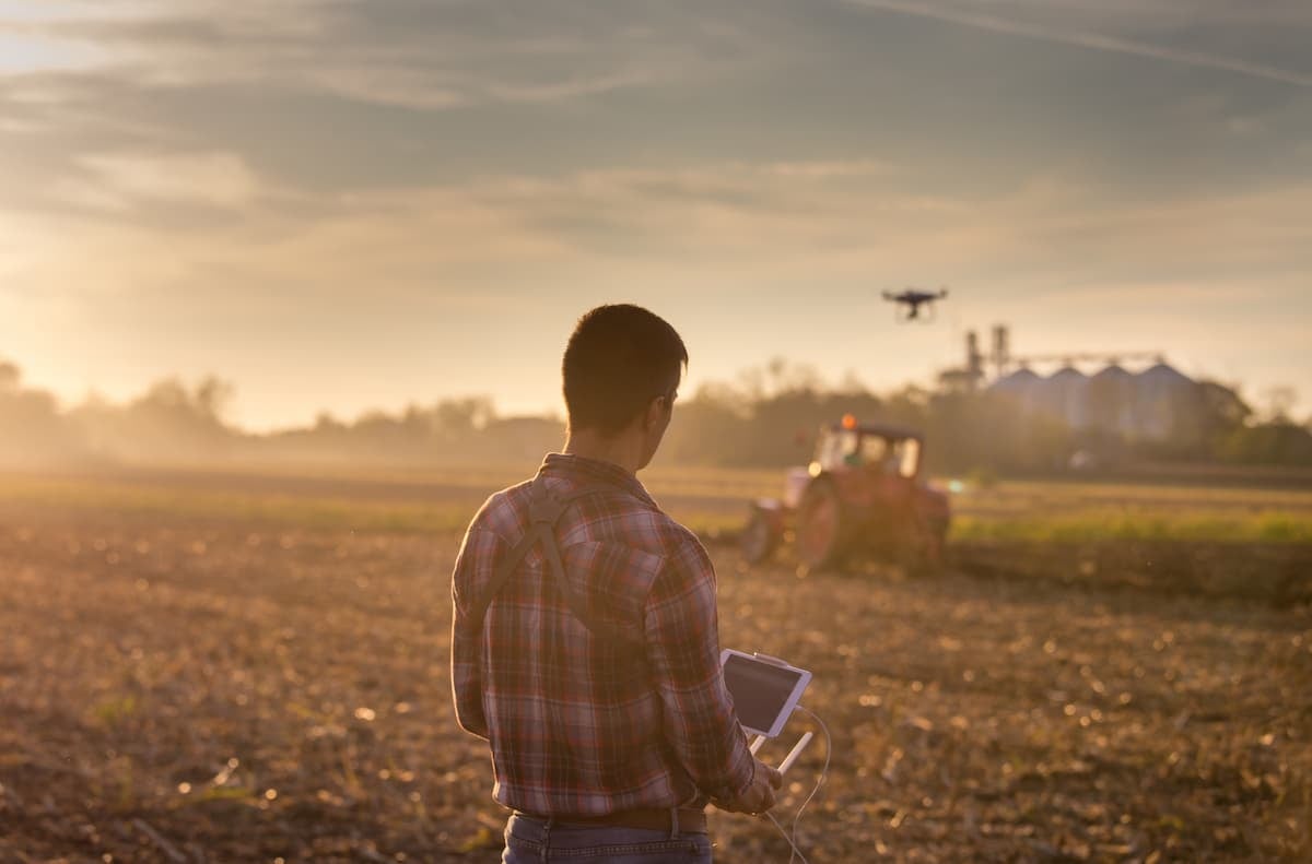 Um produtor analisando a lavoura através de seu drone