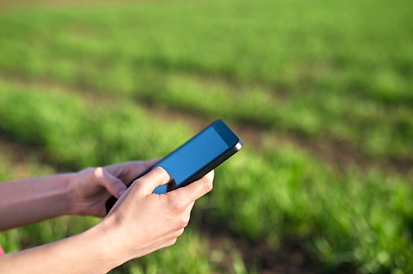Sensoriamento remoto na agricultura imagem ampliada do braço de uma pessoa mexendo em um tablet na lavoura